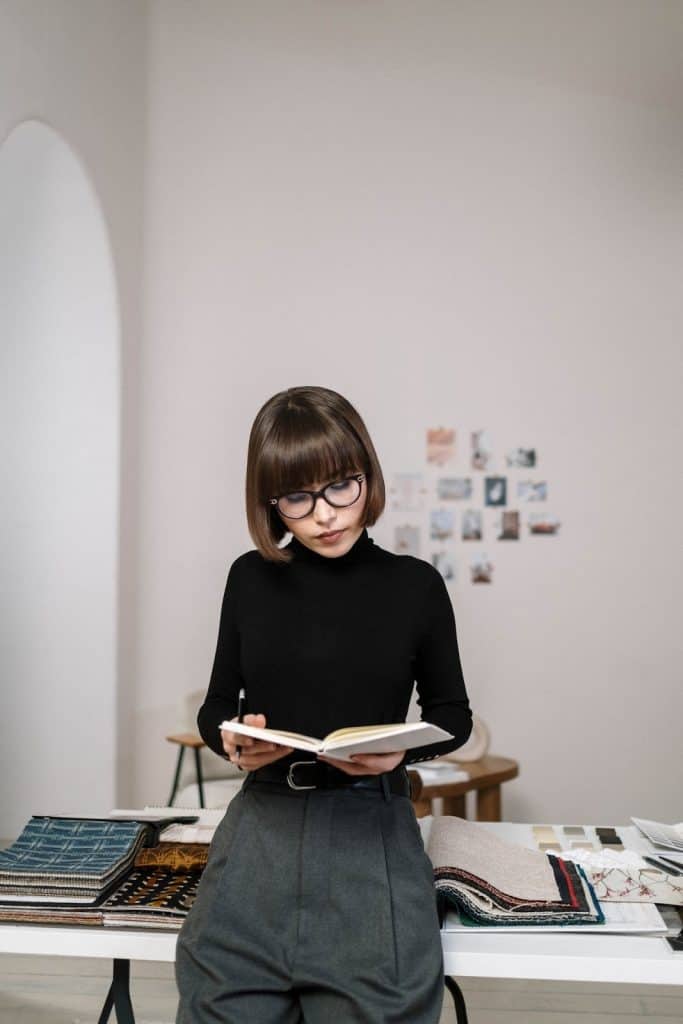How To Wear A Black Turtleneck? Top 10 Ways to Style Your Turtleneck Like a Pro 3 Businesswoman