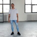 Are dark blue jeans smart casual?