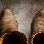 How does Ariat advertise?