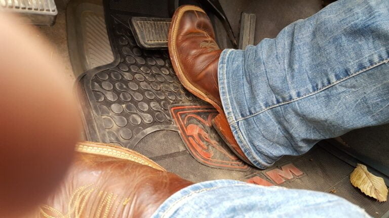 Is Ariat Western? 1 Is Ariat Western?