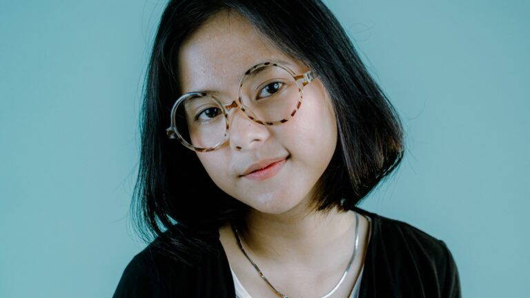 How do you dress smart casual with sneakers?