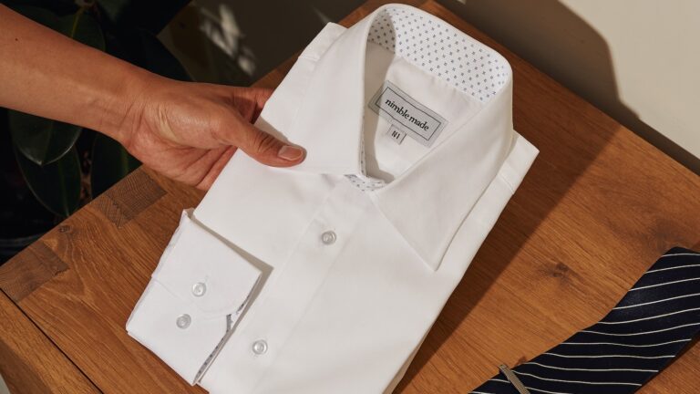 Is a graphic tee smart casual? 1 Is a graphic tee smart casual?