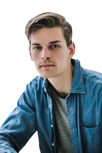 Are trainers smart casual UK?