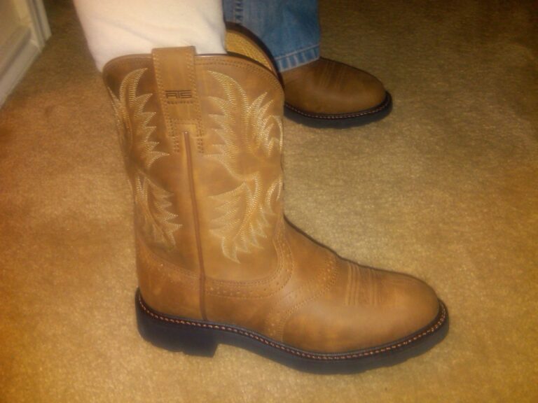 Who does Ariat sponsor?