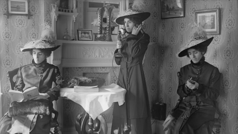 What font does Carhartt use? 8 What font does Carhartt use?